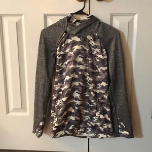 Camo light pullover with hood